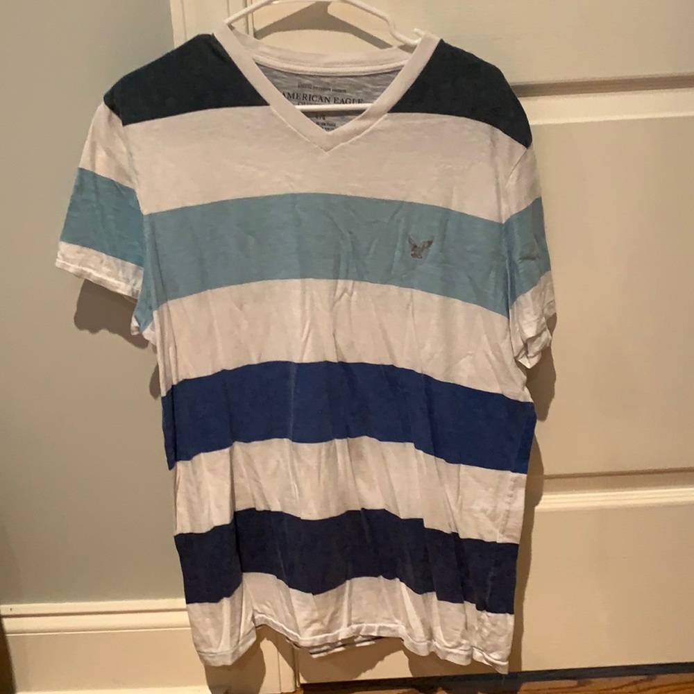 Men’s American Eagle Vneck shirt L